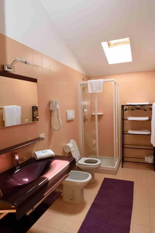 Hotel Residenza Alighieri Bardolino Bagian luar foto
